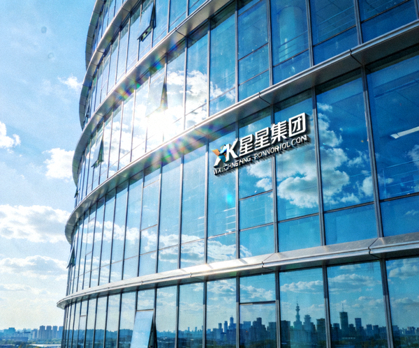 xk星空集团现代化办公大楼外景，玻璃幕墙反射着蓝天白云，展现科技企业形象